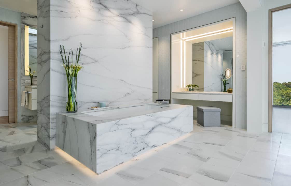 https://www.cumar.com/wp-content/uploads/calacatta-lincoln-marble-bath-1122x720.jpg